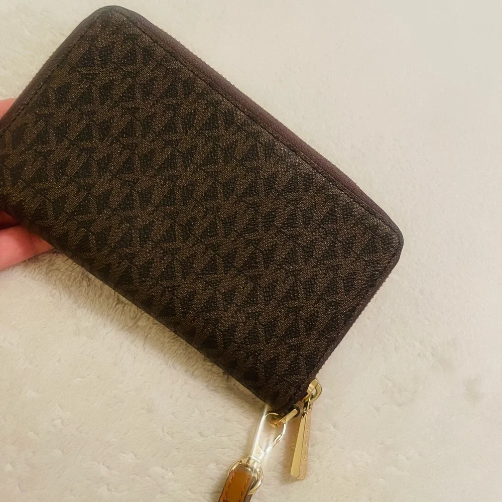 MICHAEL KORS ZIPPY WALLET